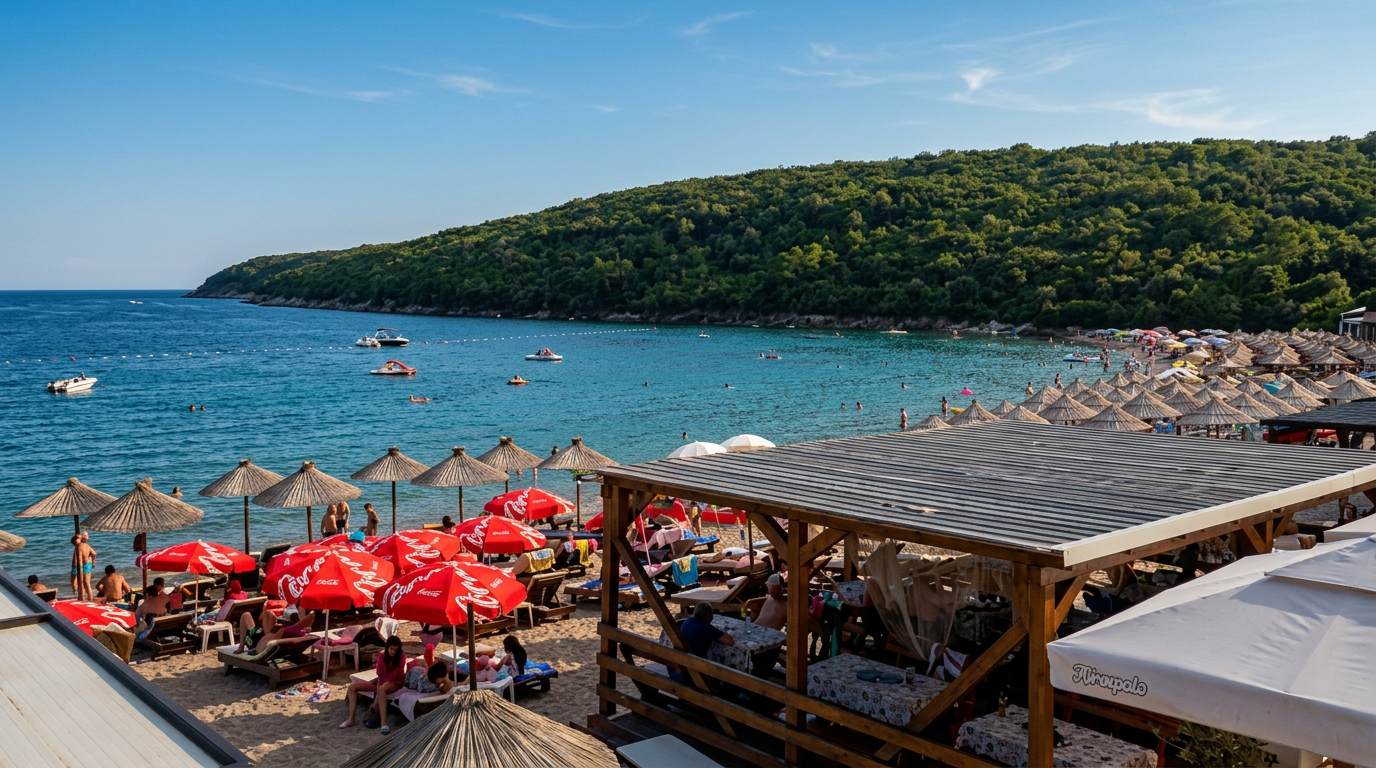 Zaliv Jaz sa suncobranima i restoranom na obali