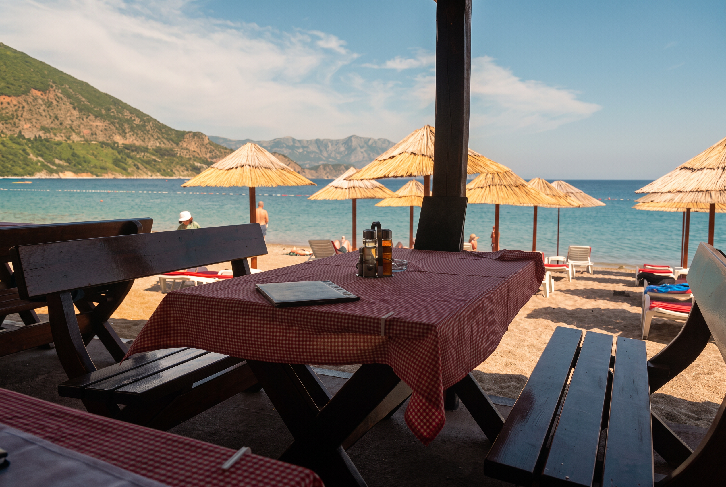 Restaurant Sirena — stolovi na pijesku plaže Jaz kod Budve